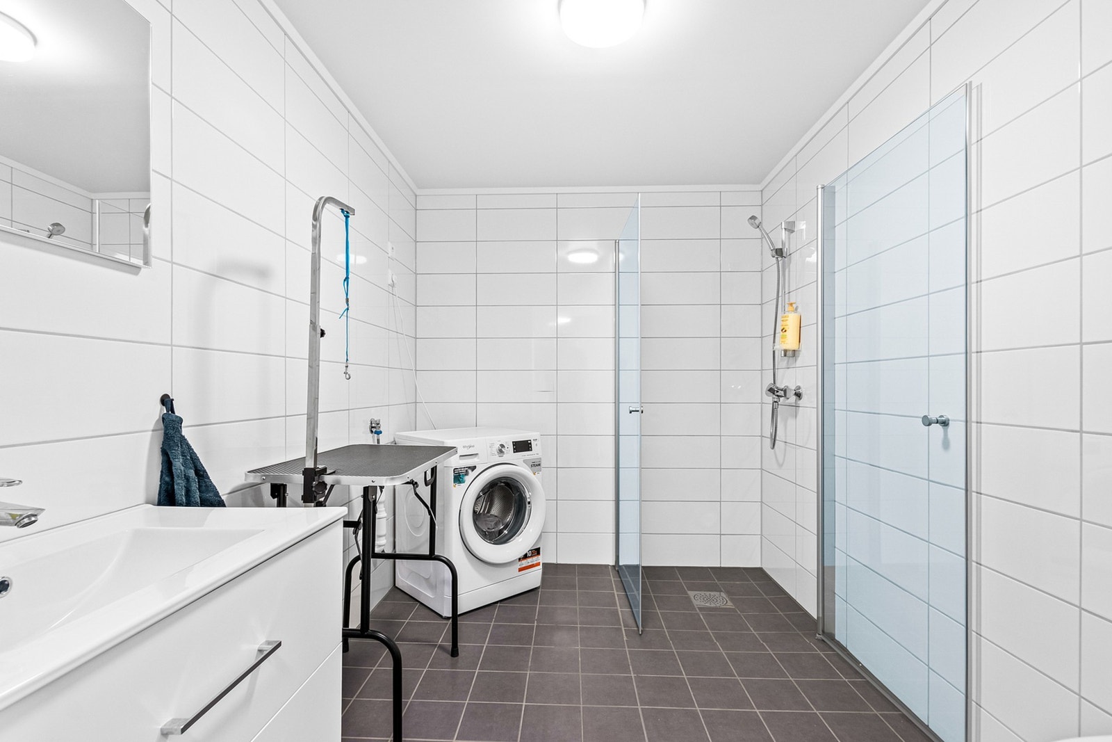 Flislagt bad med opplegg til vaskemaskin. Galleribilde