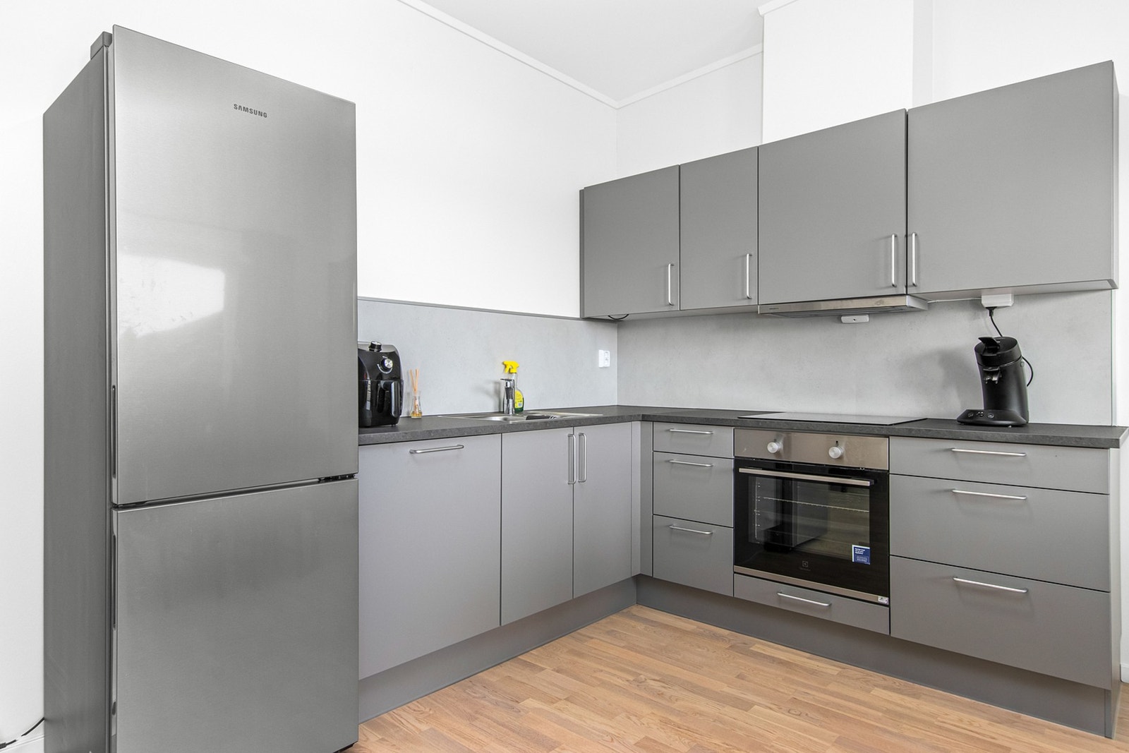 Kvalitetskjøkken fra JKE med integrert komfyr, platetopp og oppvaskmaskin. Galleribilde