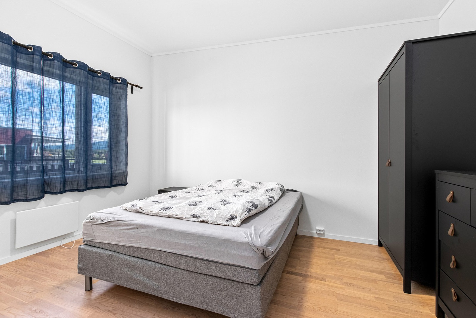 Soverom 1 av god størrelse. Plass til stor seng og garderobeskap. Galleribilde