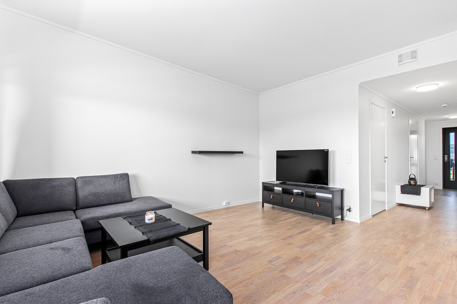 Leilighetens inngangsparti fører deg direkte inn til en romslig og åpen stue/kjøkken-løsning. Galleribilde