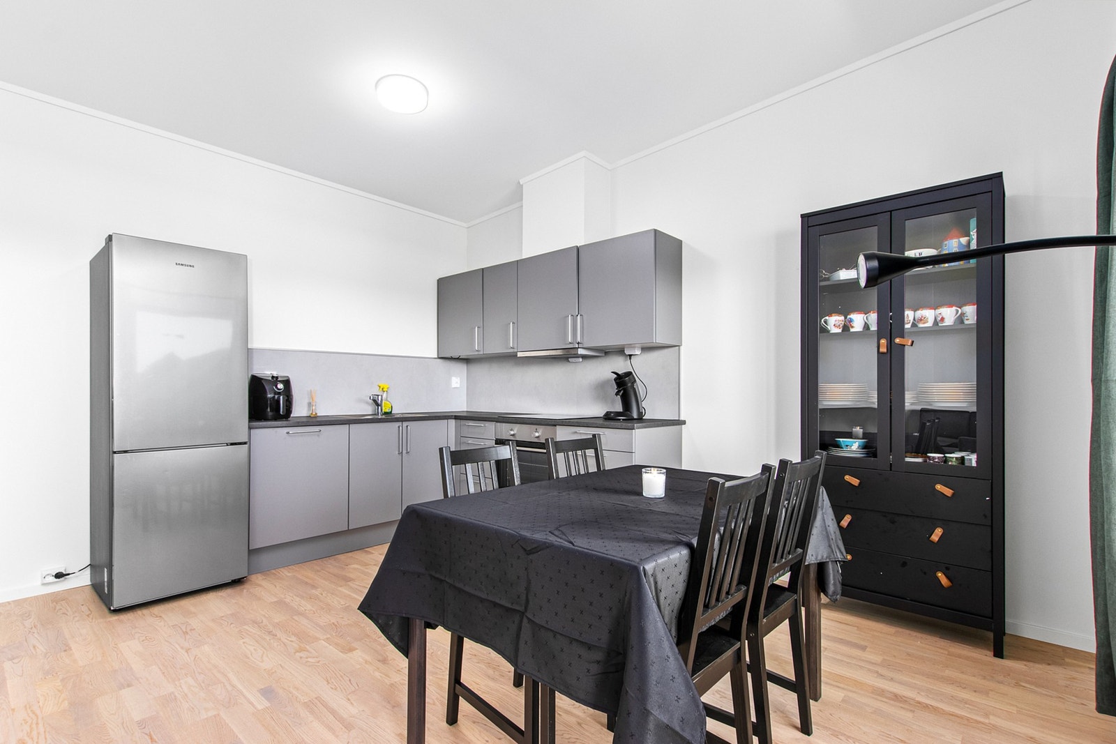 Ved kjøkkenet har man god plass til å møblere med en spisegruppe. Galleribilde