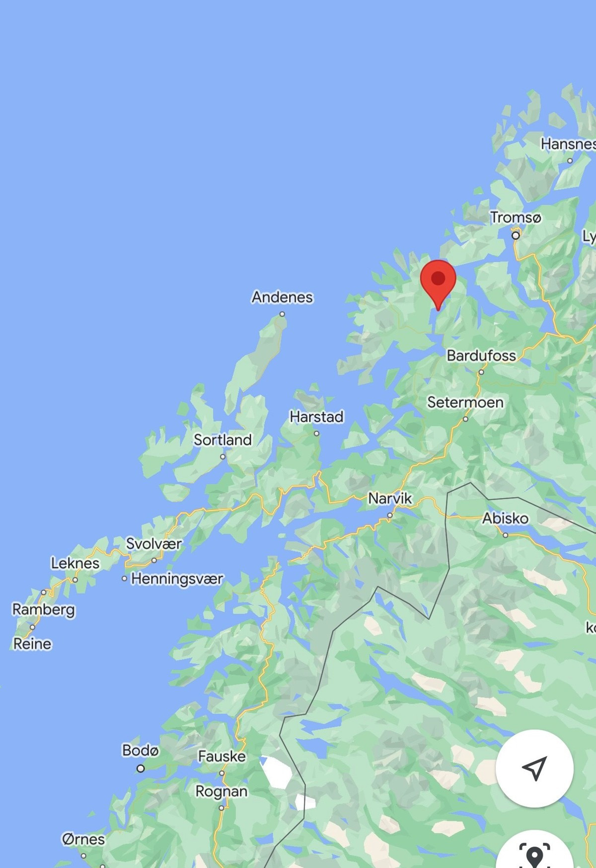Eggøy ligger i Gisundet mellom Senja og Lenvikhalvøya.