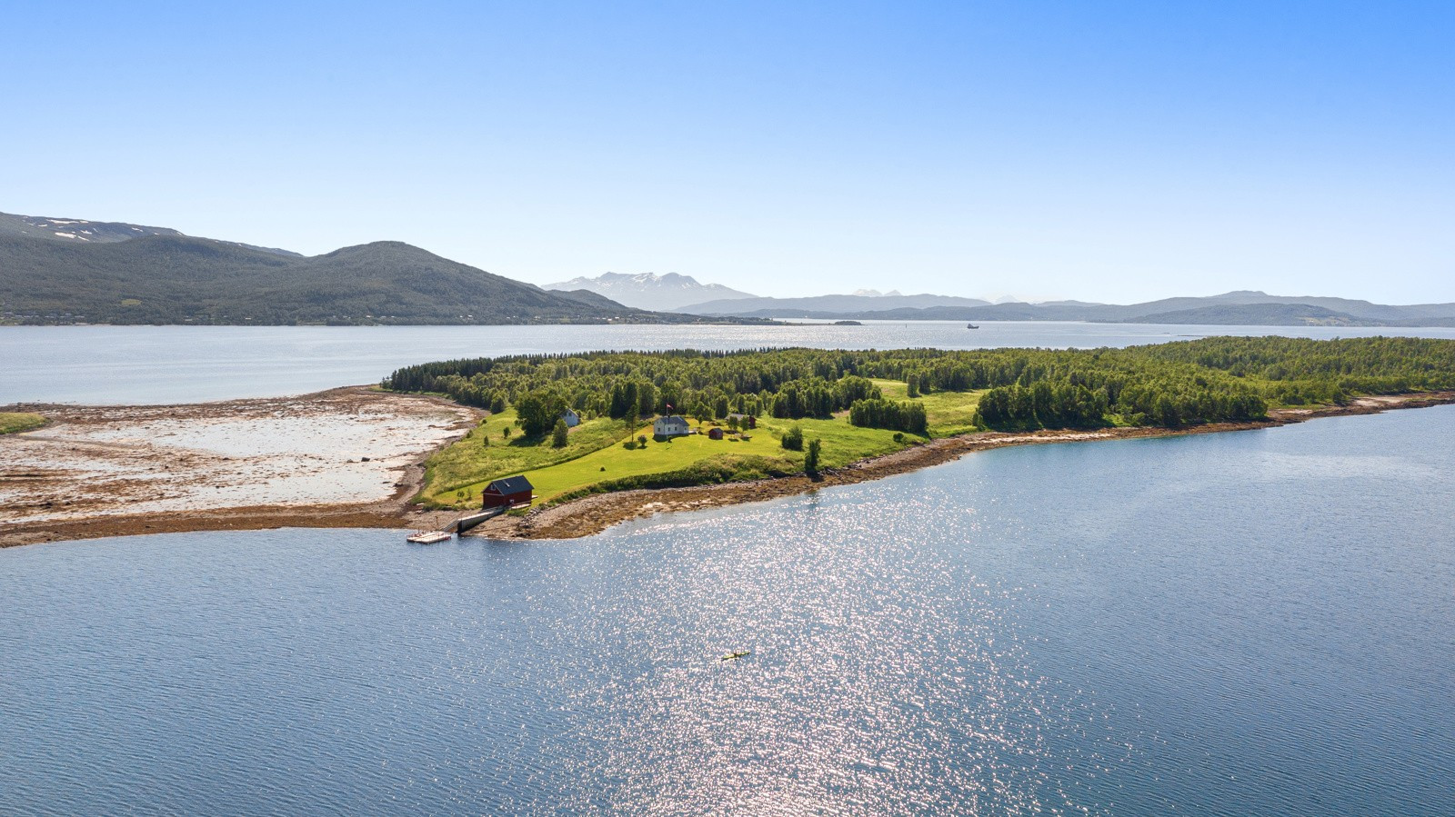 Eiendommen ligger i særdeles naturskjønne omgivelser.