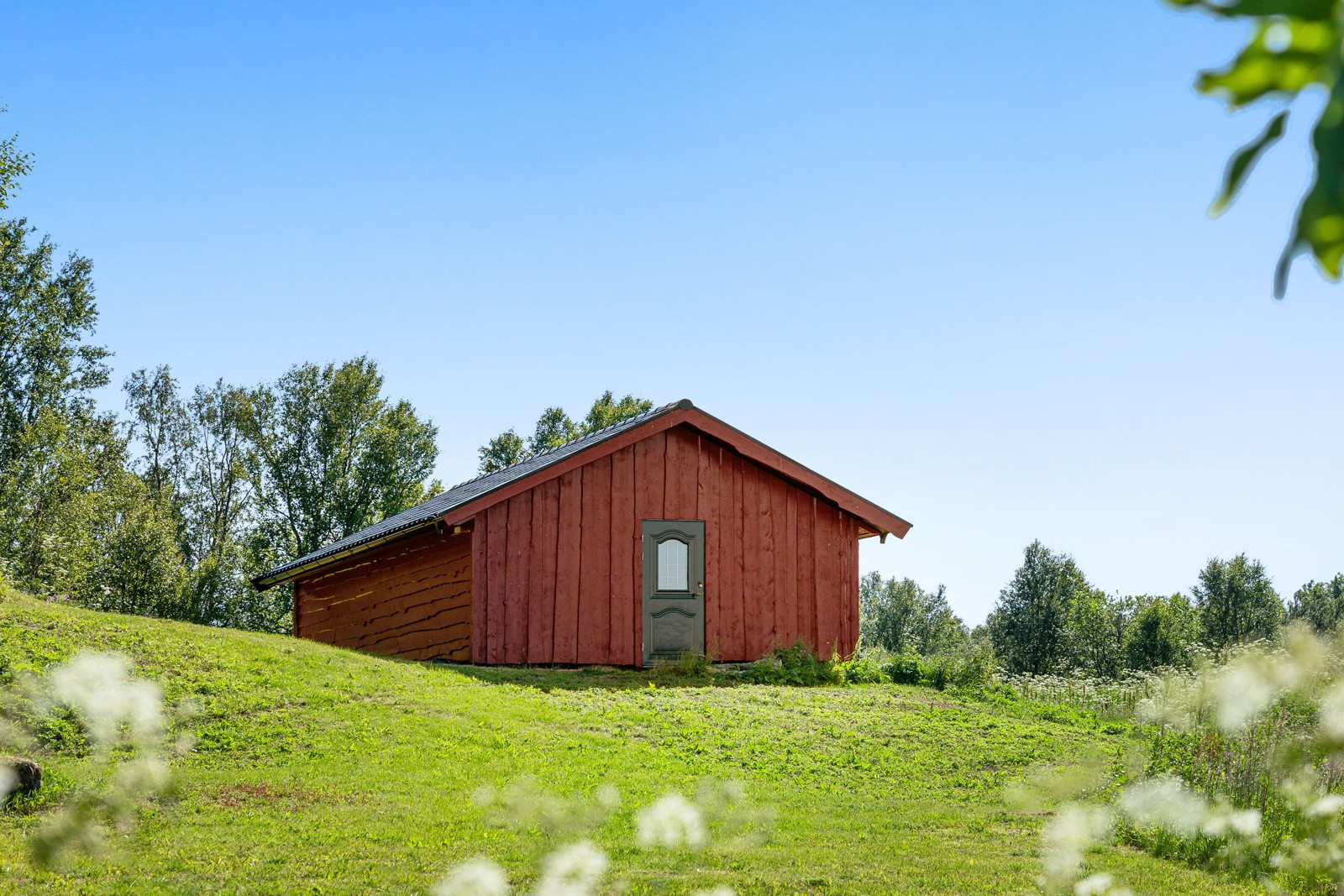 Fjøset er rehabilitert og det er innlagt strøm.