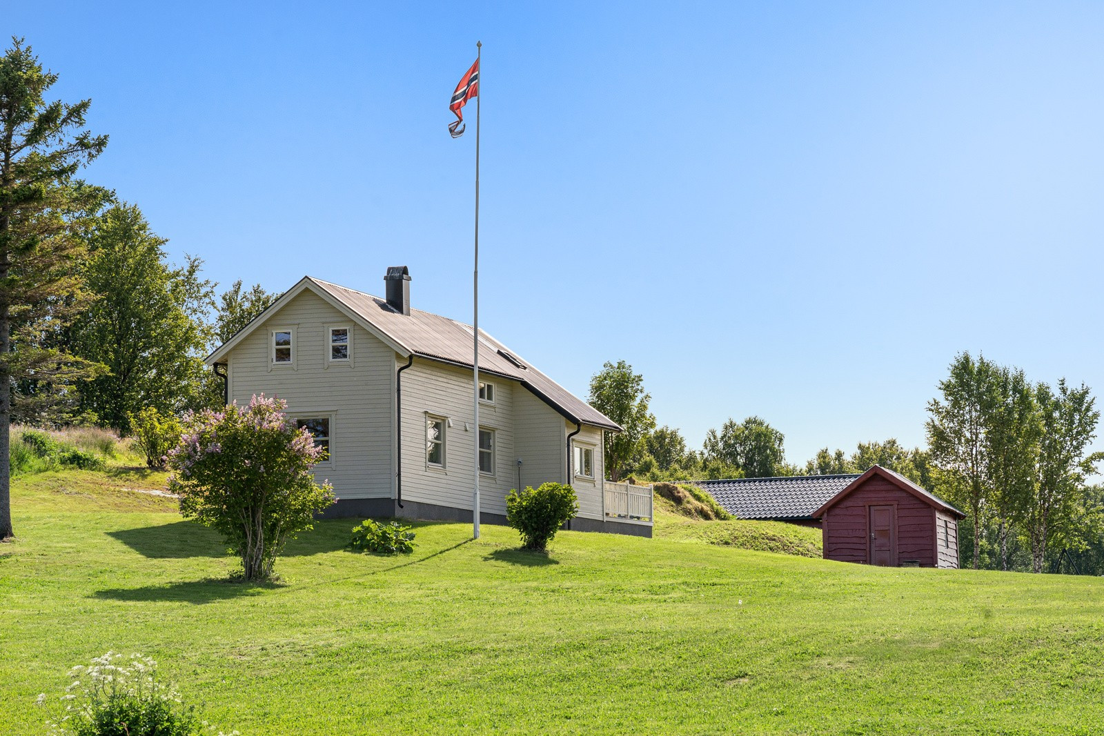 På eiendommen er det et hus, uthus, naust og fjøs.