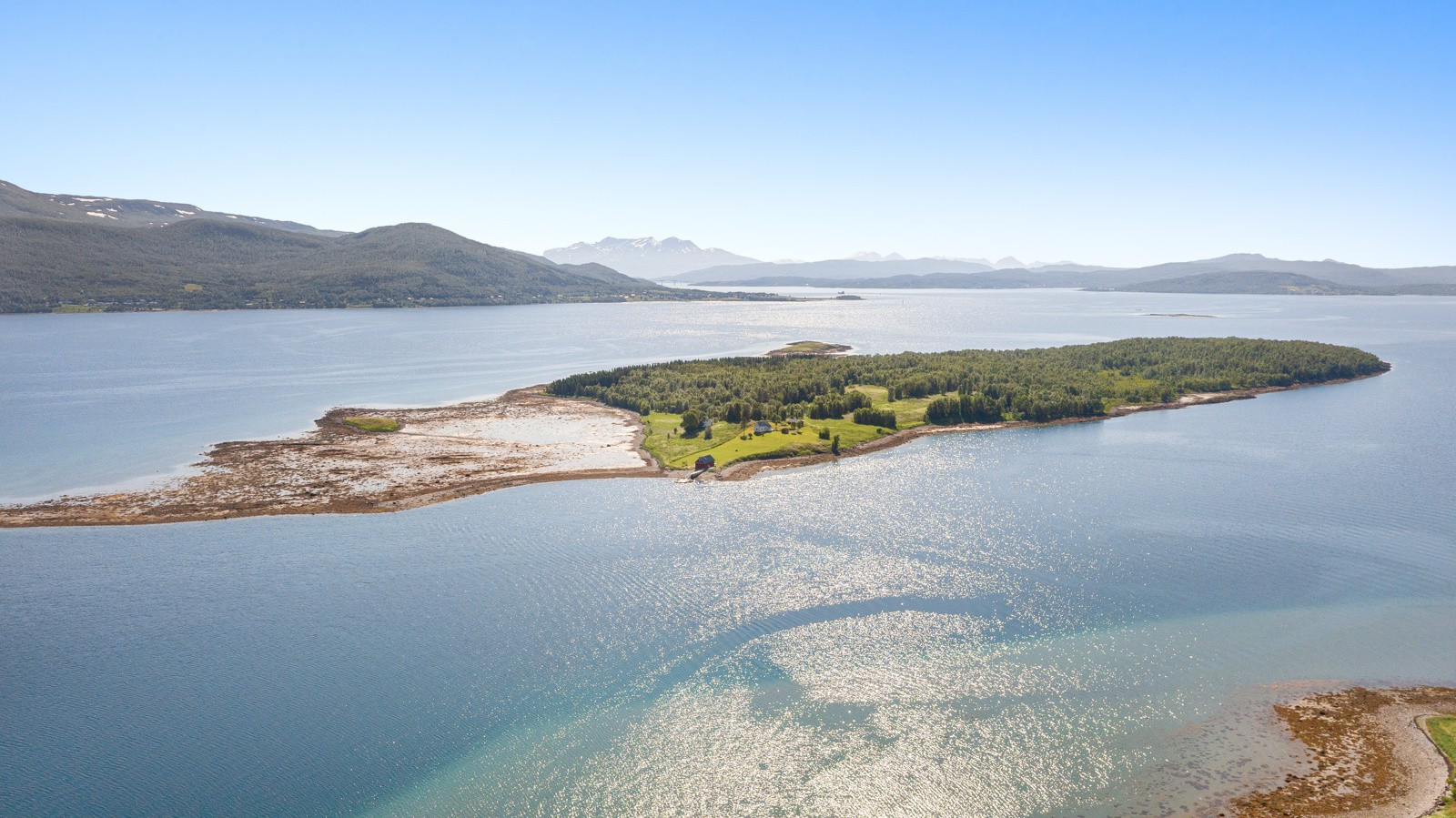 Vakre Eggøya! I Bakgrunnen skimter du bruen mellom Finnsnes og Silsand.