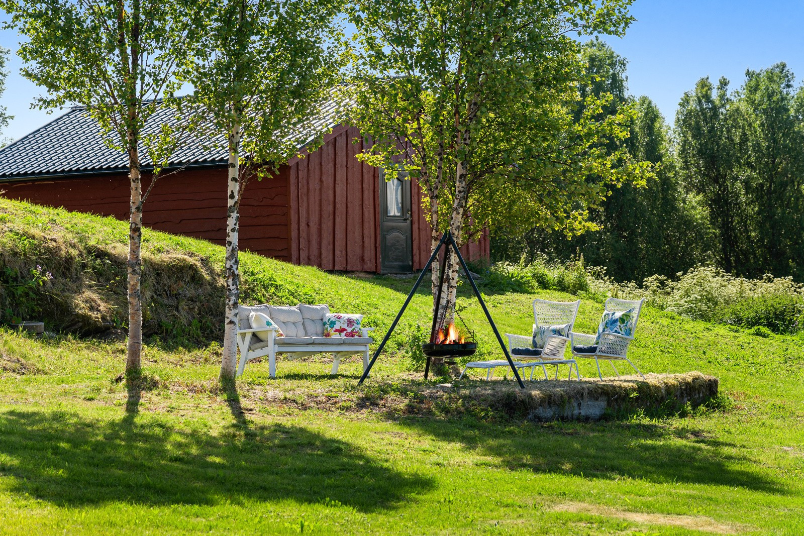 Nydelig uteområde, grillplass med ettermiddags- og kveldssol.