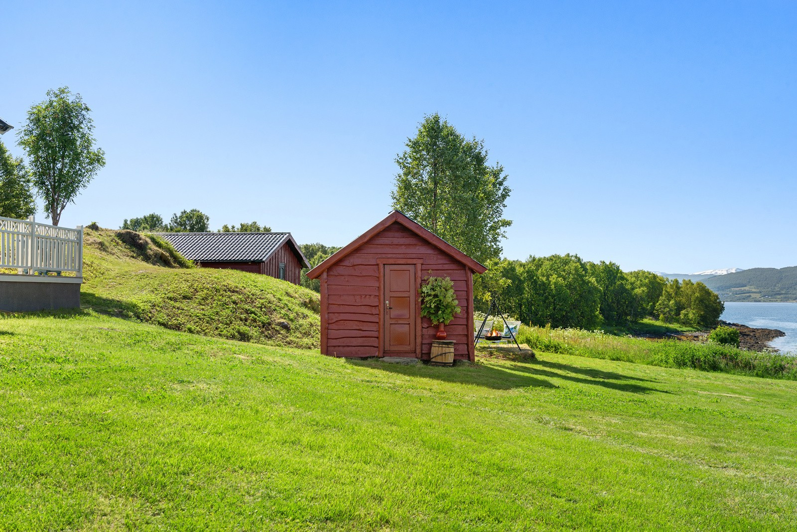 Uthuset kan fint innredes og benyttes som anneks med sofa/seng bord og stoler, da uthus har vinduer som vender mot sør og vest.