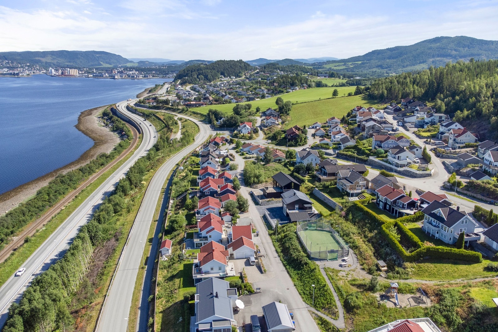 Det er ca. 5. minutters kjøring til barnehage og barneskole på Lø Galleribilde