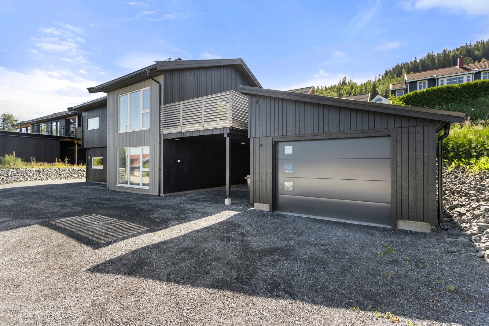 Garasje med motorstyrt leddport Galleribilde