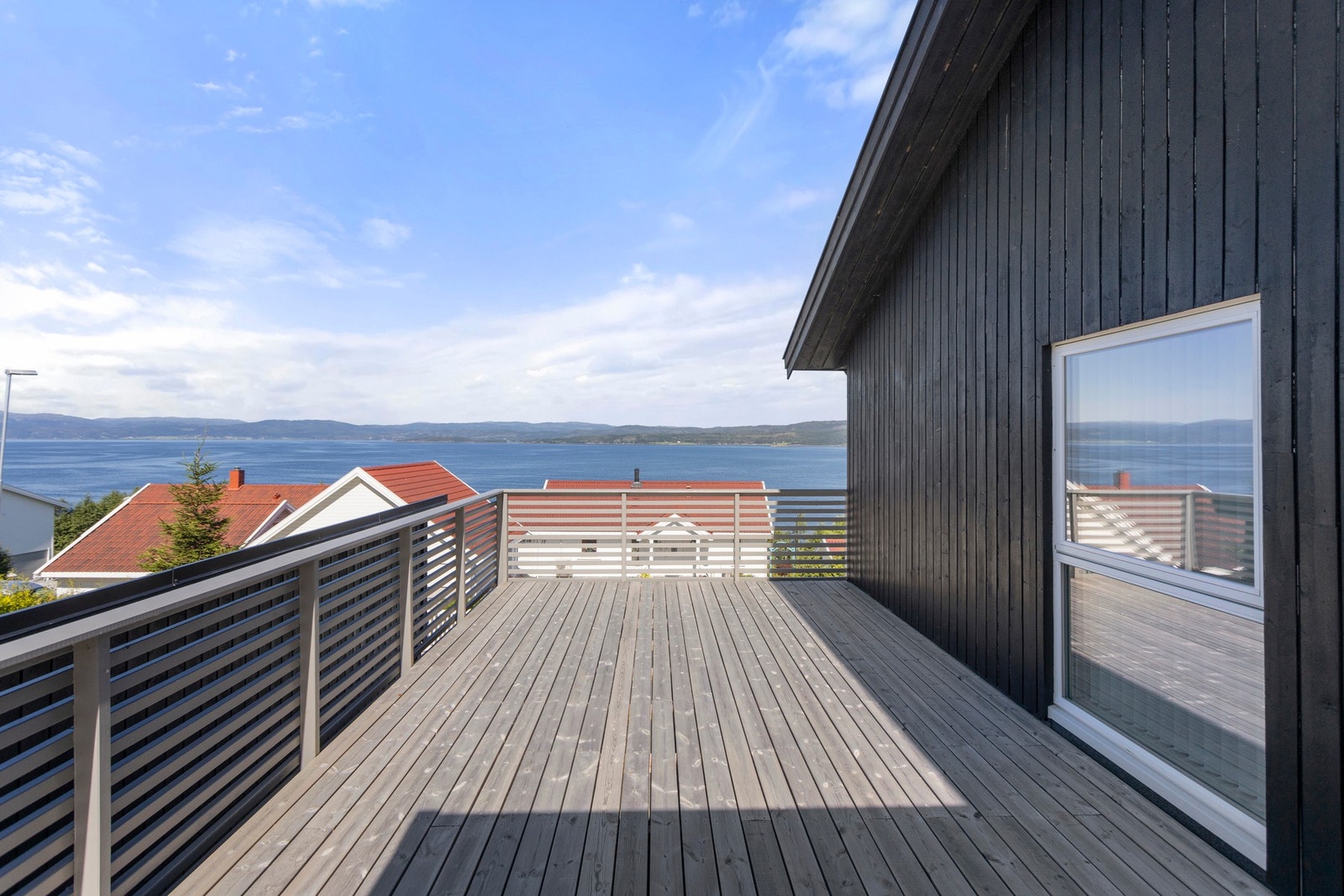 Boligen har et romslig uteareal hvor man kan nyte varme sommerdager Galleribilde