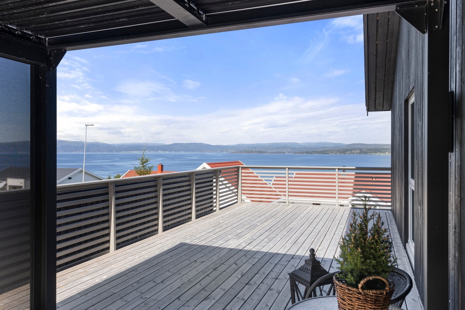 Innholdsrik bolig med vakker fjordutsikt og gode solforhold! Galleribilde