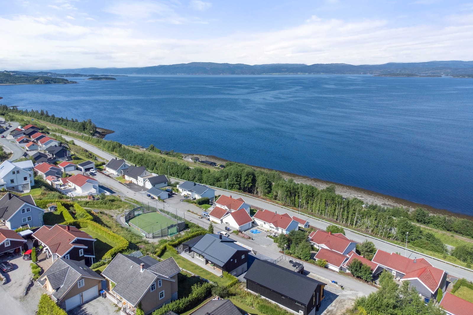 Det er godt tilrettelagt for familier i feltet med bl. a. ballbinge, sti opp til utsiktspunkt og grillplass Galleribilde