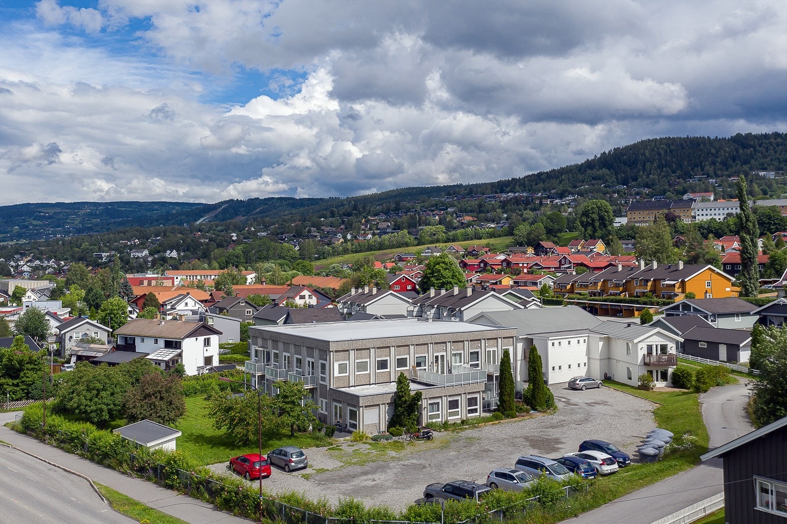 Bygningen ble renovert innvendig og dels utvendig i 2012. Felles biloppstillingsplass på utsiden. Galleribilde