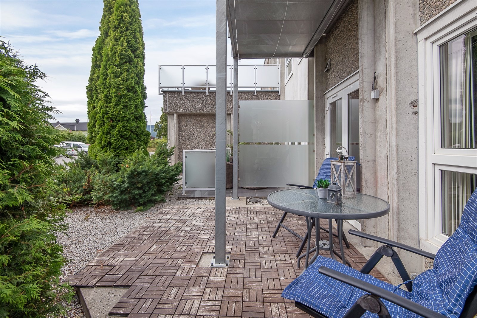 Plattingen er skjermet ved hjelp av levegger og beplanting Galleribilde