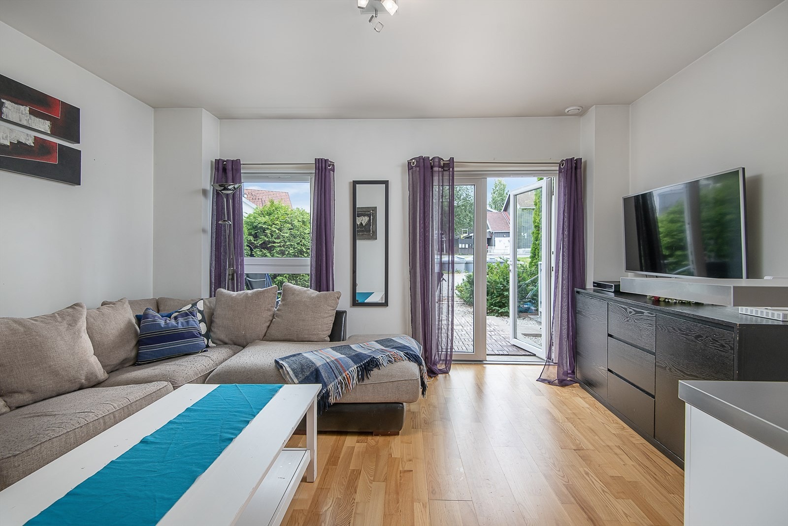 Fra stuen er det adkomst til terrasseplatting Galleribilde