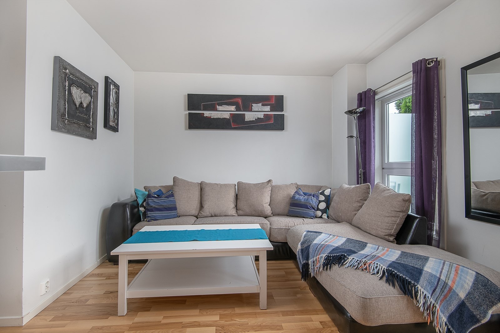 Stuen har plass for romslig sofagruppe Galleribilde