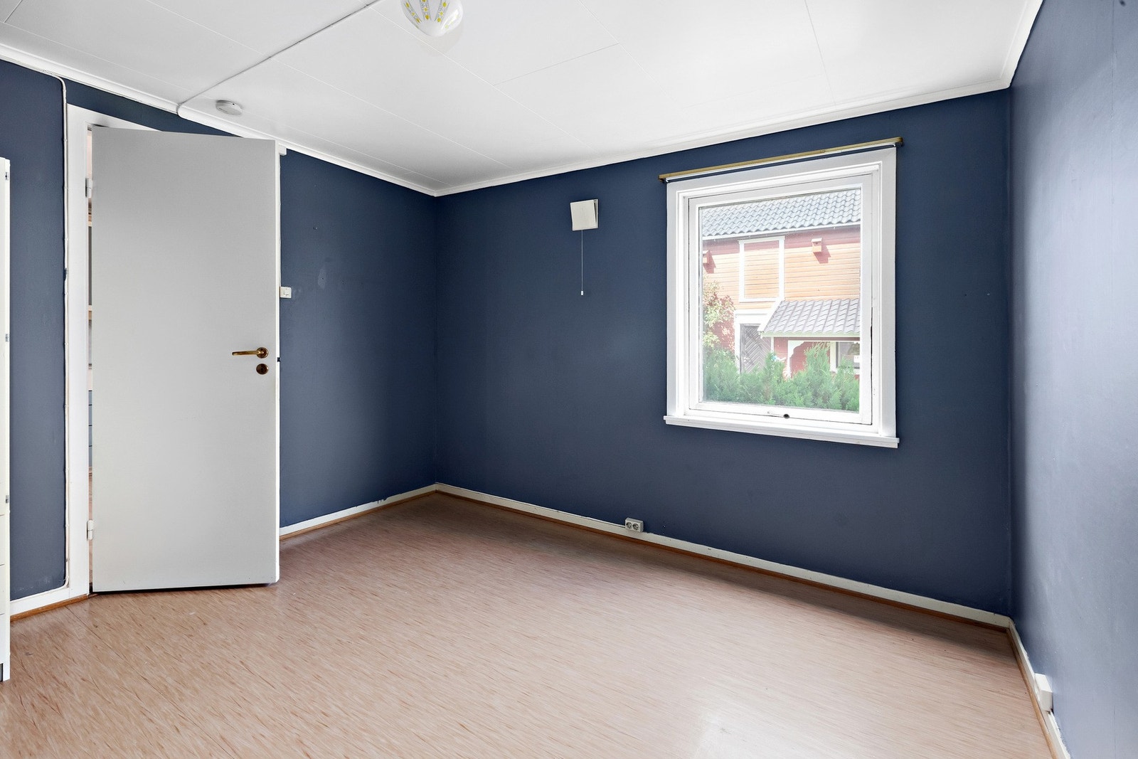 Soverom/stue i hybel på første plan. Galleribilde