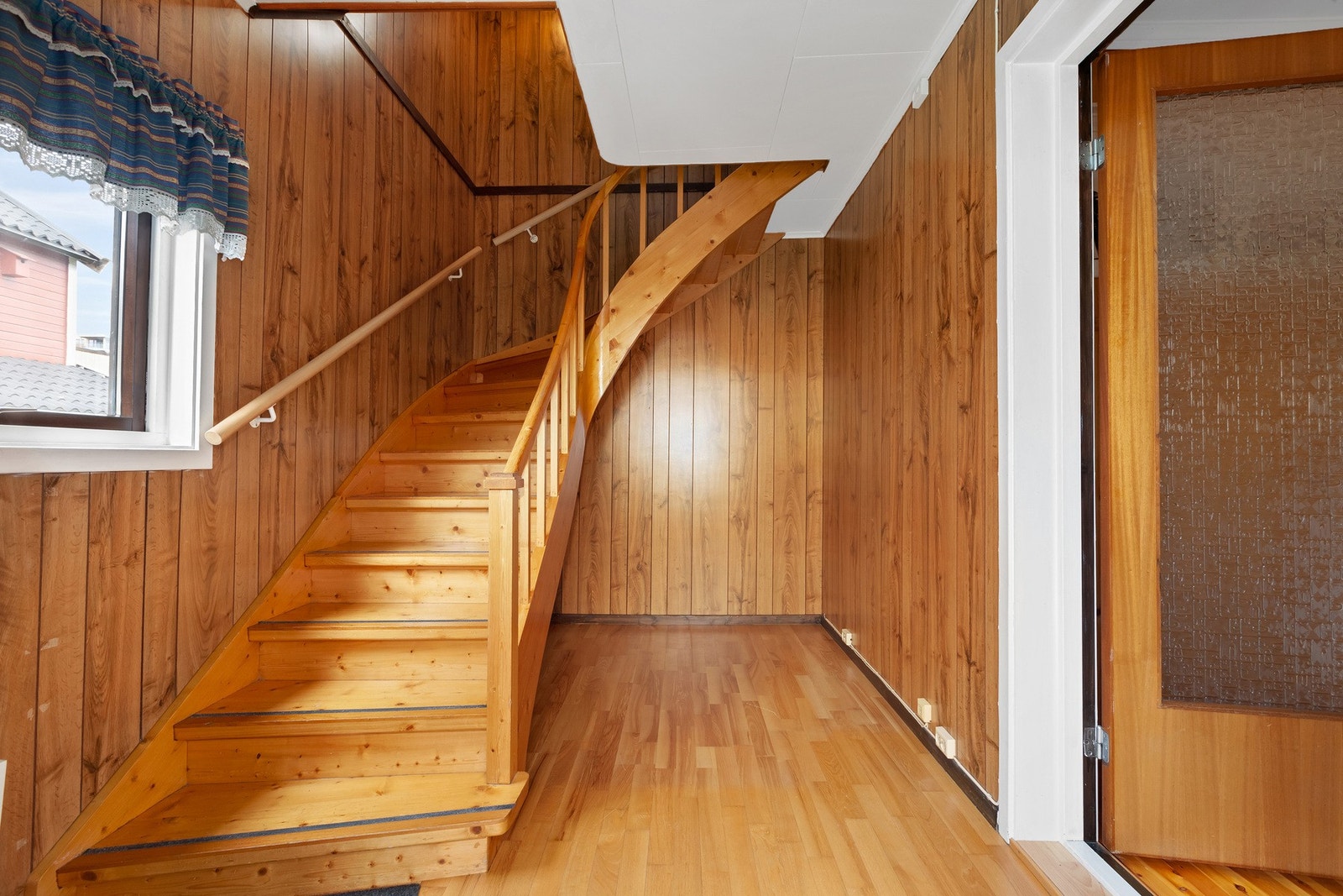 Hall / trapp opp til andre etasje. Galleribilde