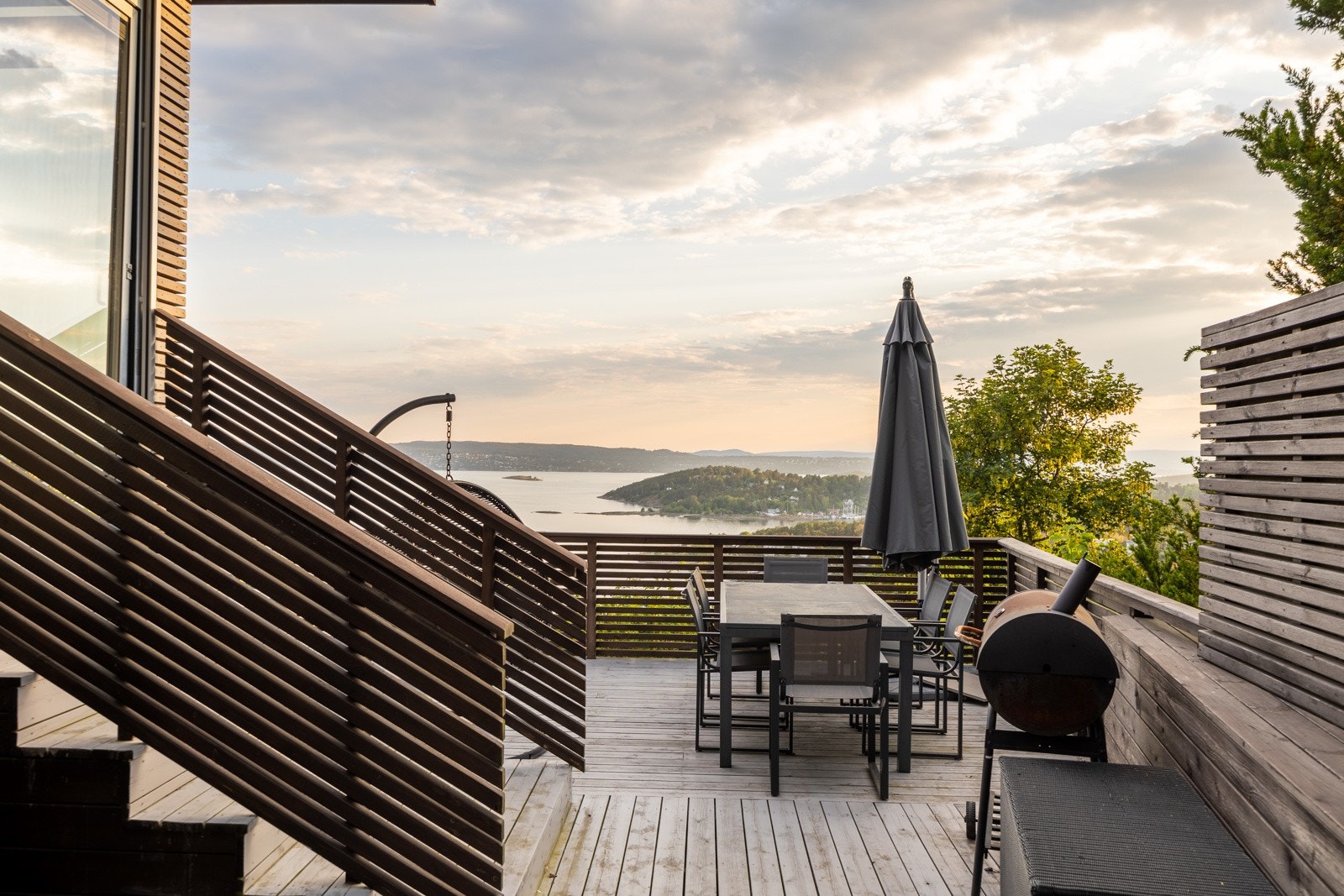 Fra kjøkken/stue er det direkte tilkomst en herlig vestvendt og nordvendt terrasse på 55kvm Galleribilde