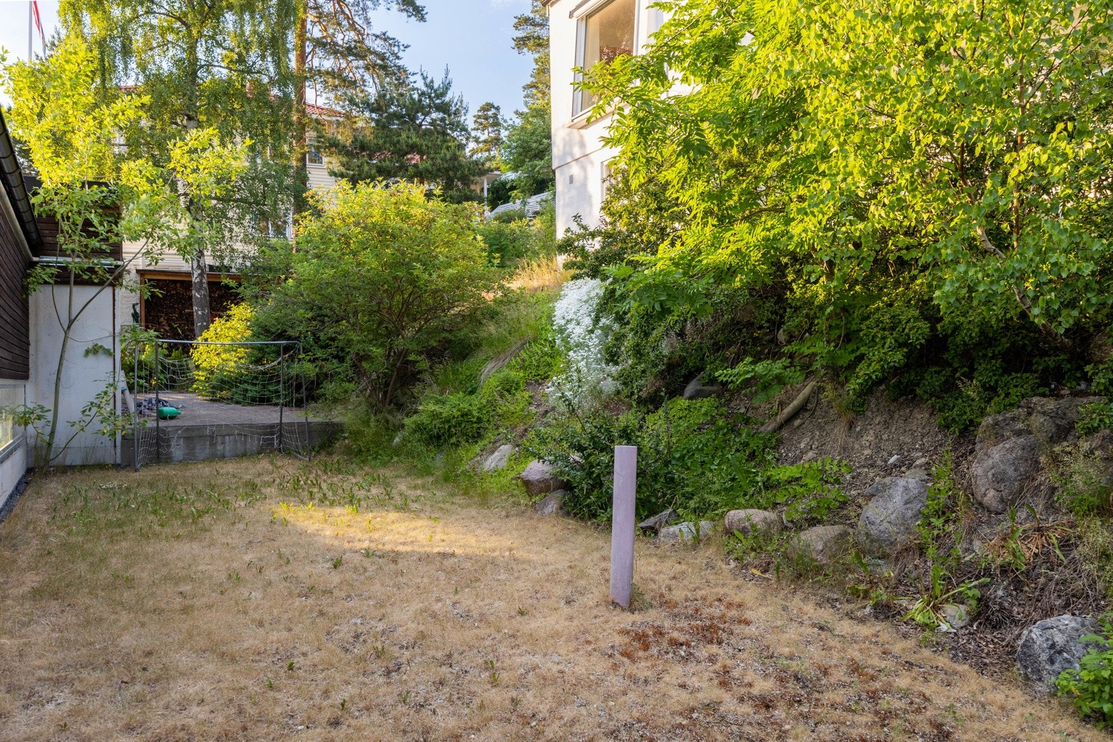 Boligen har også en liten hageflekk Galleribilde