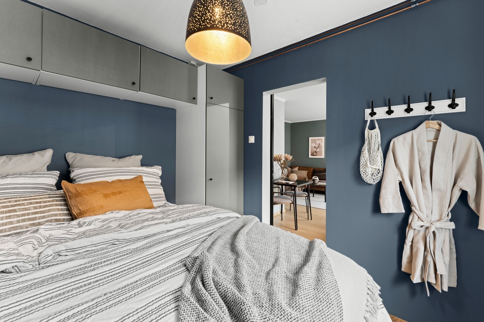 Praktisk lagring under sengen. Leiligheten har forøvrig en loftsbod på 9,5 kvm. Galleribilde