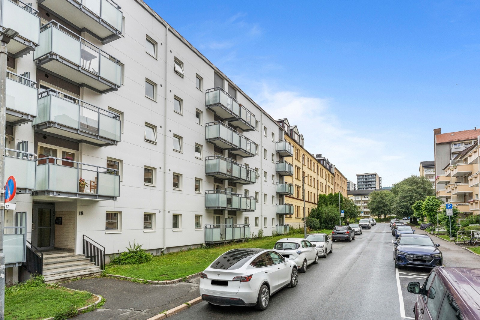 Eiendommen har en sentral beliggenhet i et etablert boligområde på Sandaker. Galleribilde