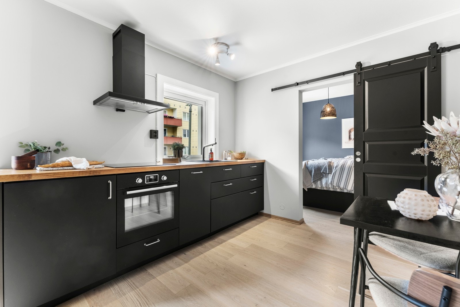 Det er god plass for både sofa, og en liten spisegruppe i tilknytning til kjøkkenet. Galleribilde