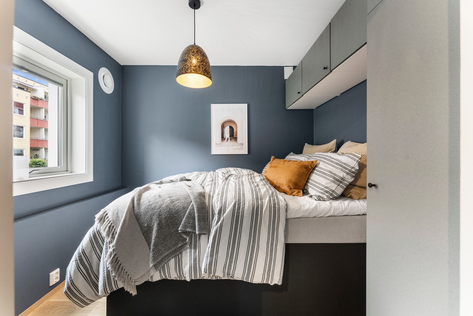 Soverommet har plass til dobbeltseng, med oppbevaringsløsning og andre diverse oppheng. Galleribilde