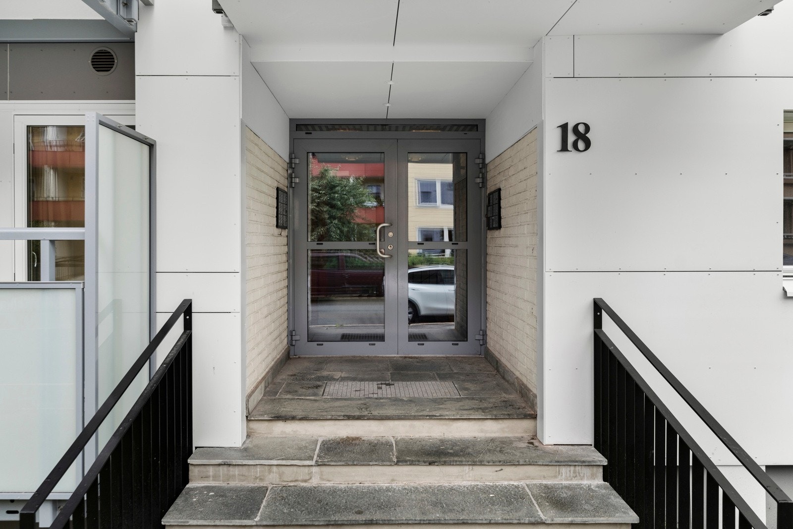 Leiligheten har umiddelbar nærhet til offentlig kommunikasjon, kafeer, resturanter og diverse servicetilbud. Galleribilde