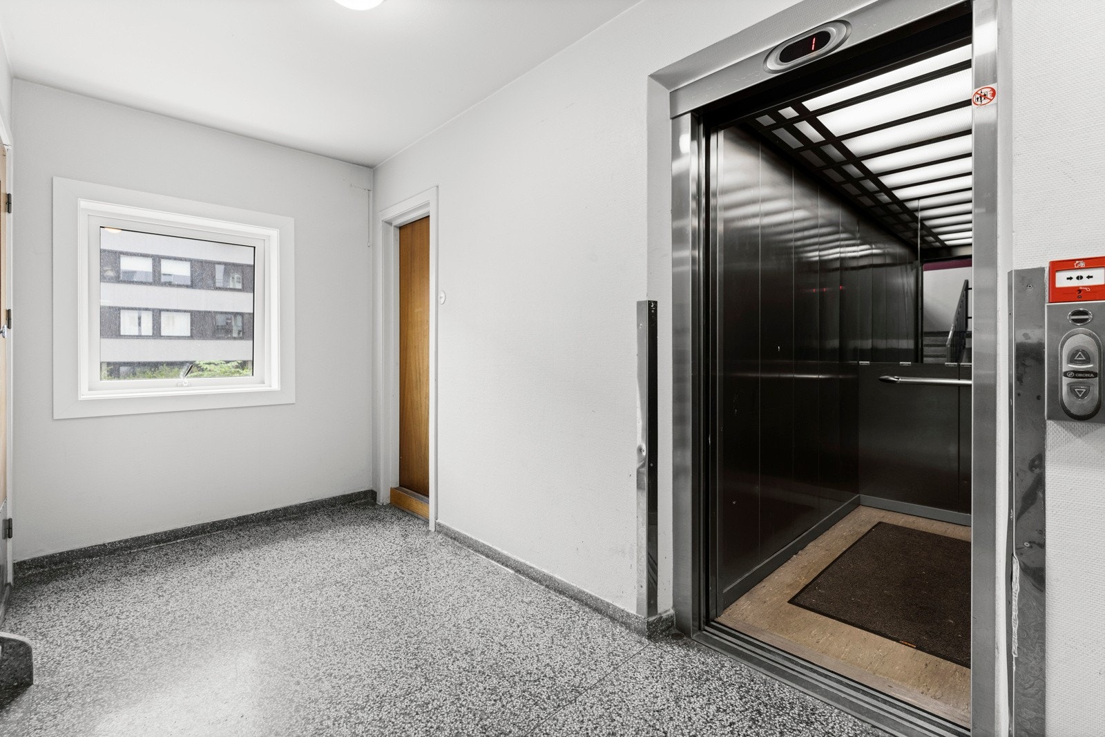 Leiligheten ligger i byggets andre etasje, og har heisadkomst. Galleribilde
