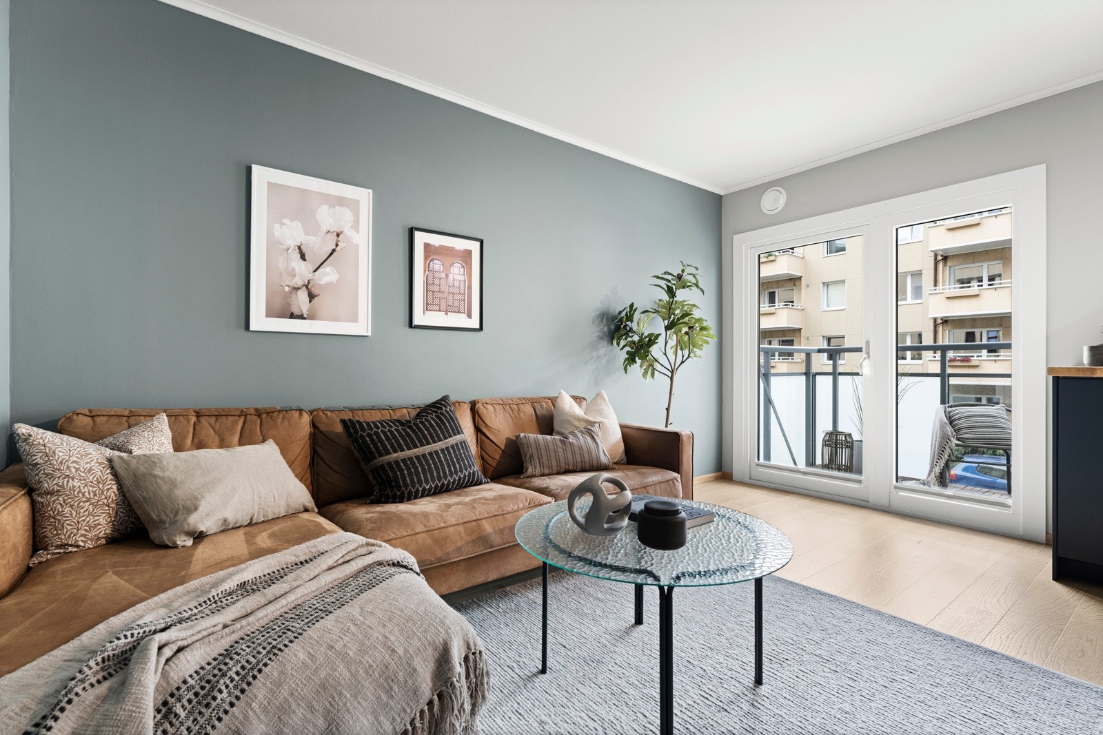 Videre er det store vindusflater og dør ut til balkongen, som slipper inn mye lys til leiligheten. Galleribilde