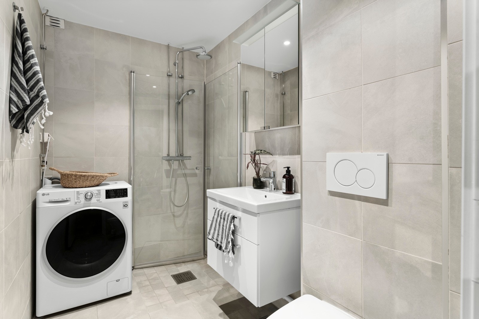 Badet ble pusset opp i 2018 og har varmekabler i gulv. Galleribilde