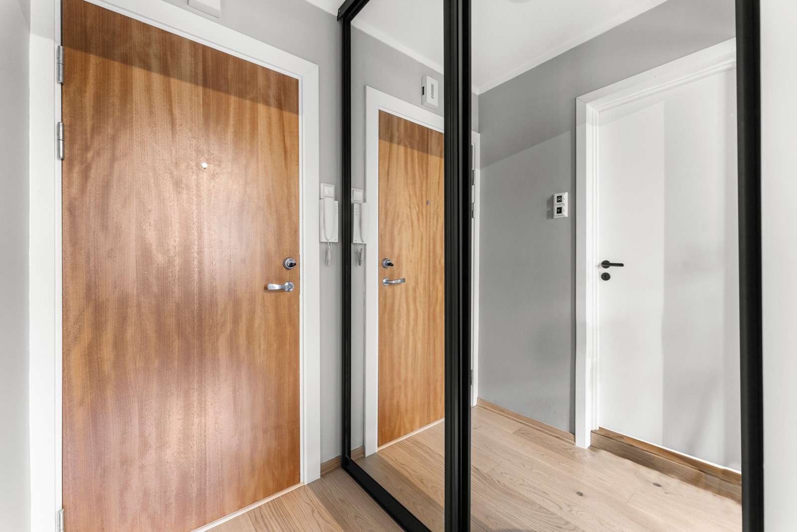 Entreen er smart innredet med en skyvedørsgarderobe med lagringsplass til diverse klær og utstyr. Galleribilde