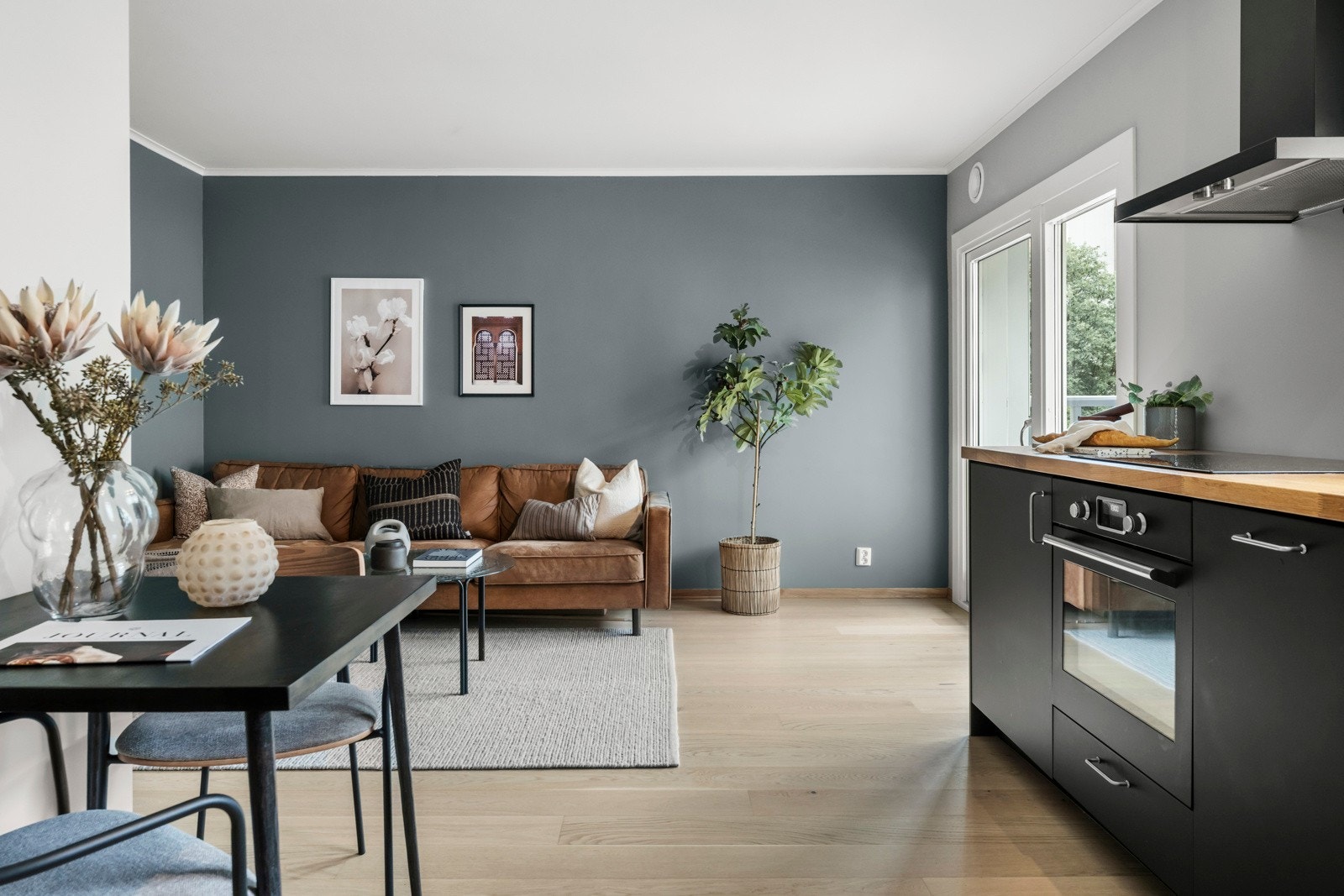 Kjøkkenet har integrerte hvitevarer som induksjon platetopp, oppvaskmaskin og benkekjøleskap. Galleribilde