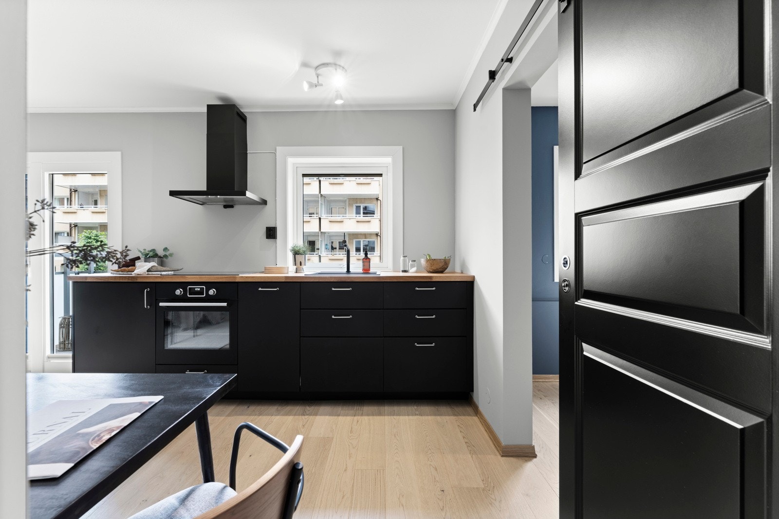 Stue og kjøkken ligger i en åpen løsning, med en arealsmart kjøkkeninnredning. Galleribilde