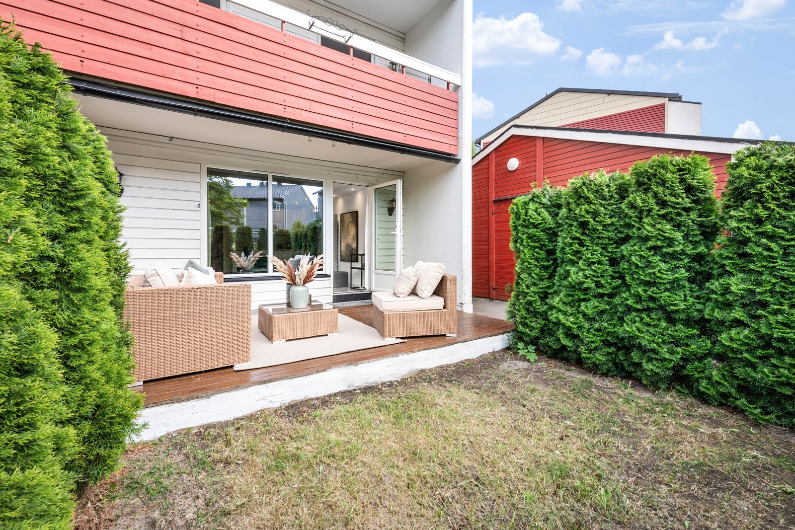 Her får man en overbygd terrasse og liten hage. En idyllisk koseplass. Galleribilde