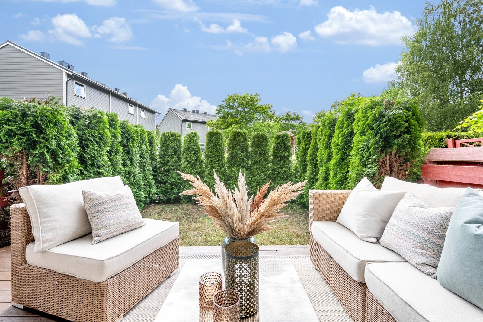 En skjermet hage med ettermiddags- og kveldssol. Galleribilde