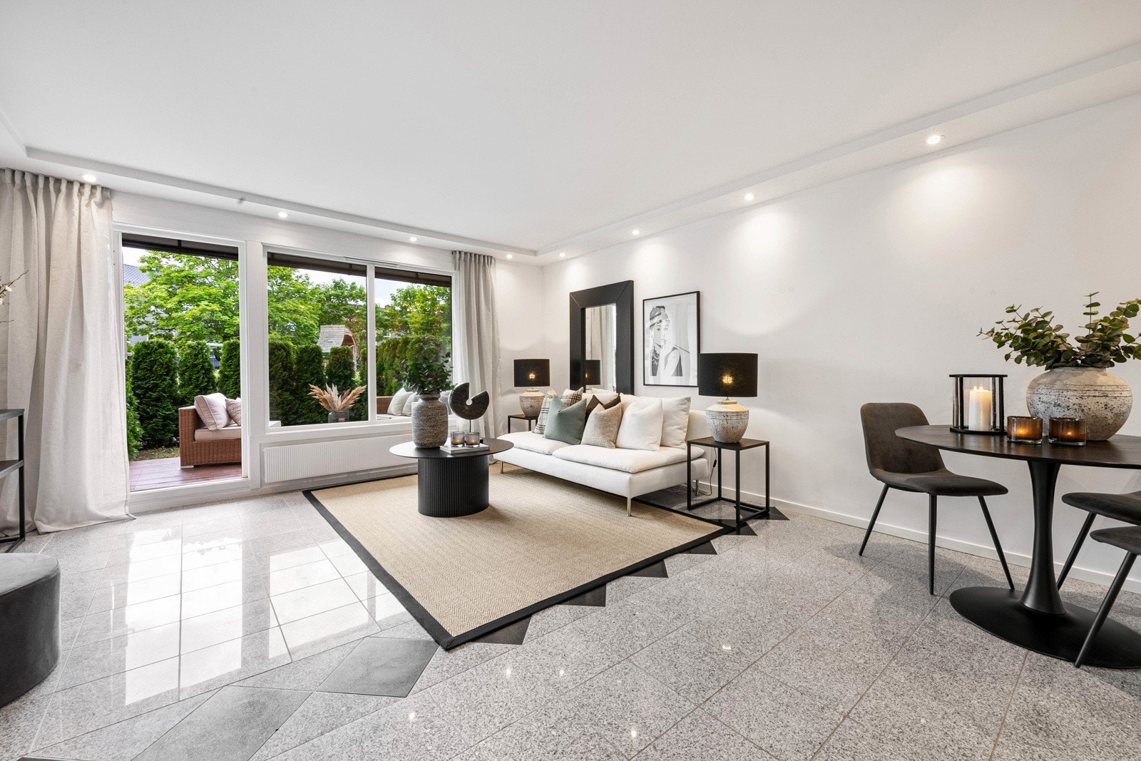 Velkommen til en tiltalende leilighet. Åpen stue - kjøkkenløsning, ca. 25 m² med utgang til terrasse og hage. Galleribilde