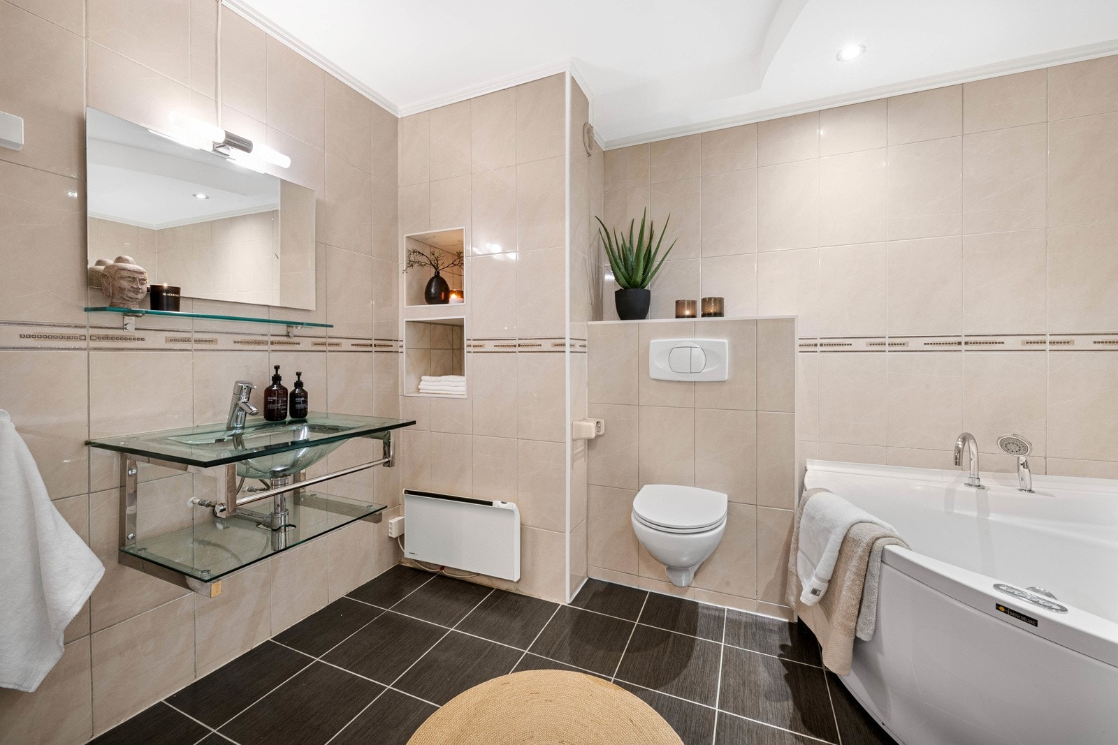 Pent flislagt bad, ca. 7 m² med badekar, WC, downlights. Galleribilde