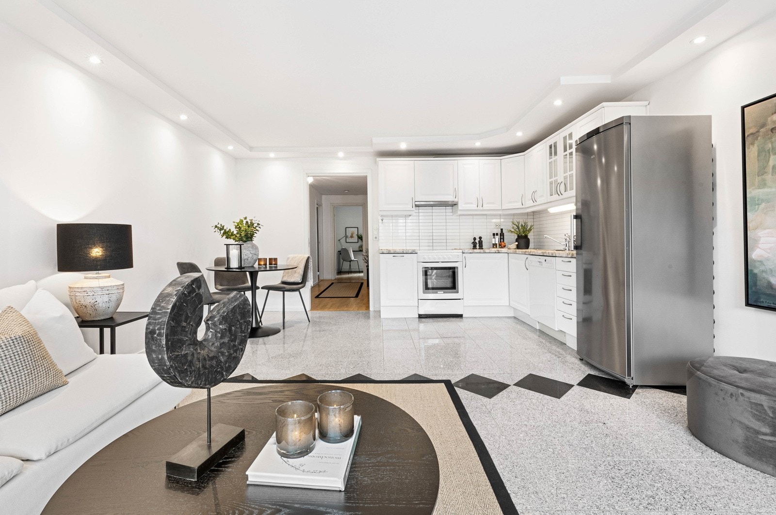 Lys og hyggelig stue-/kjøkkenløsning med downlights i taket. Galleribilde