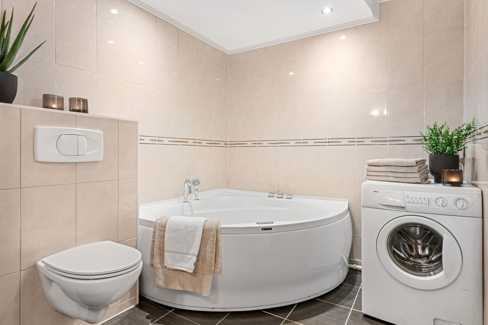 Opplegg for vaskemaskin. Vaskemaskinen medfølger. Galleribilde