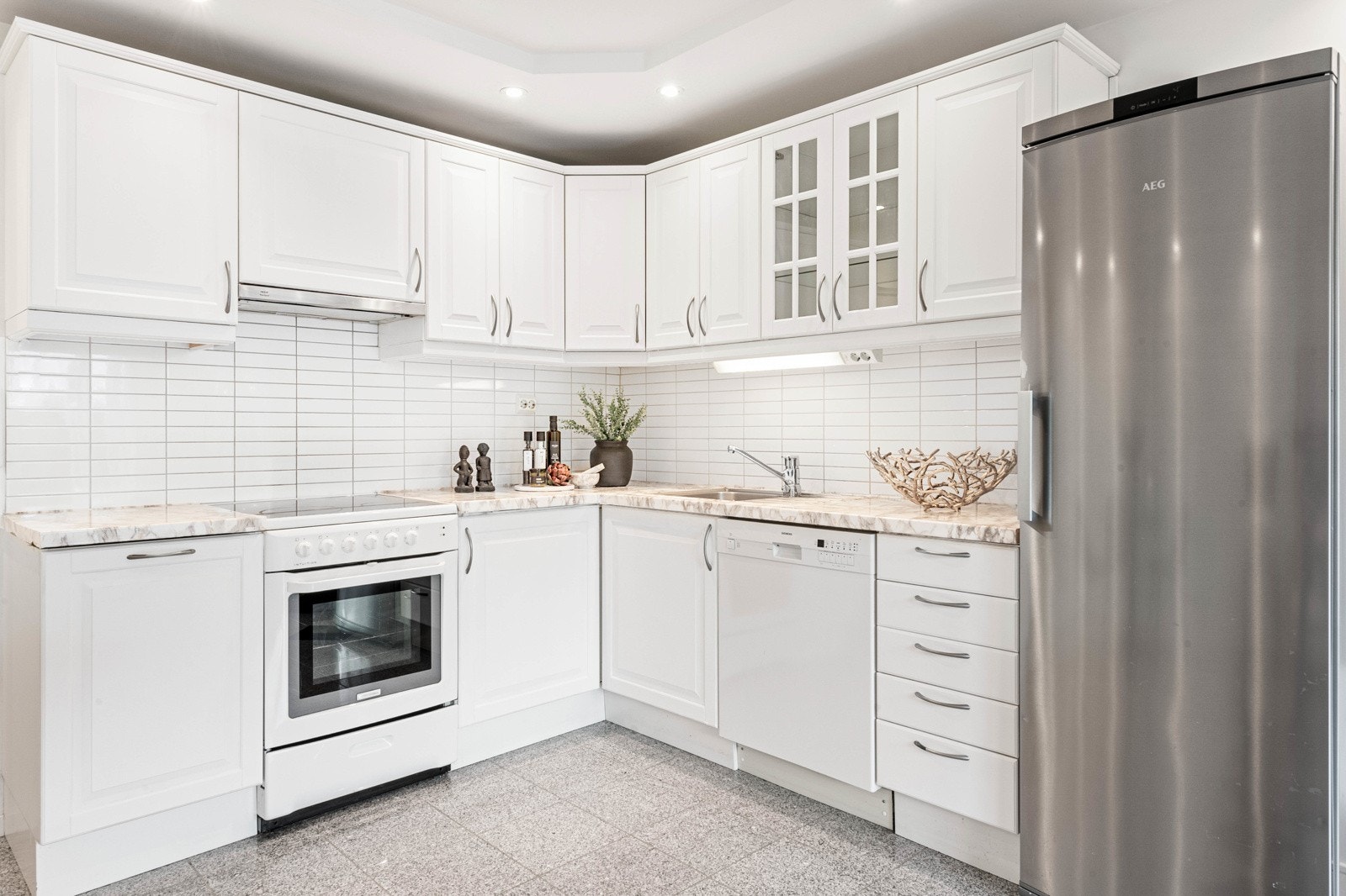 Pen kjøkkeninnredning fra 2008. Alle hvitevarer på kjøkkenet medfølger. Galleribilde