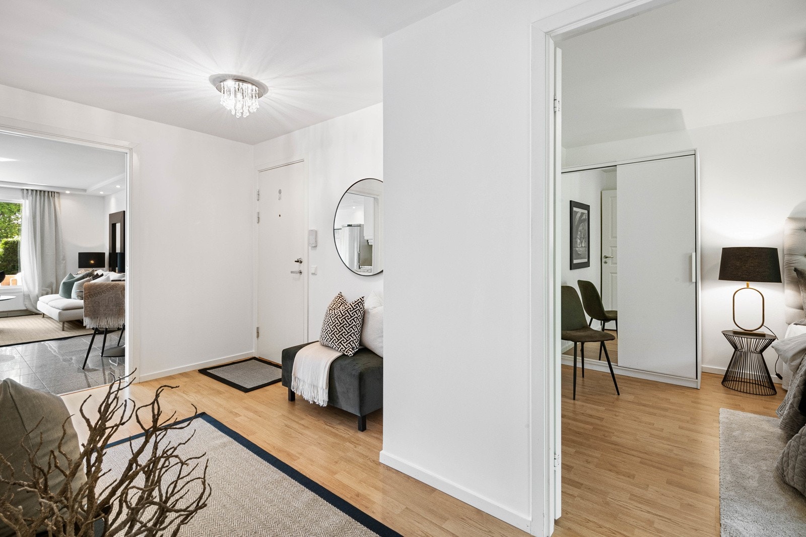 Fra entreen mot stuen og hovedsoverom. Galleribilde