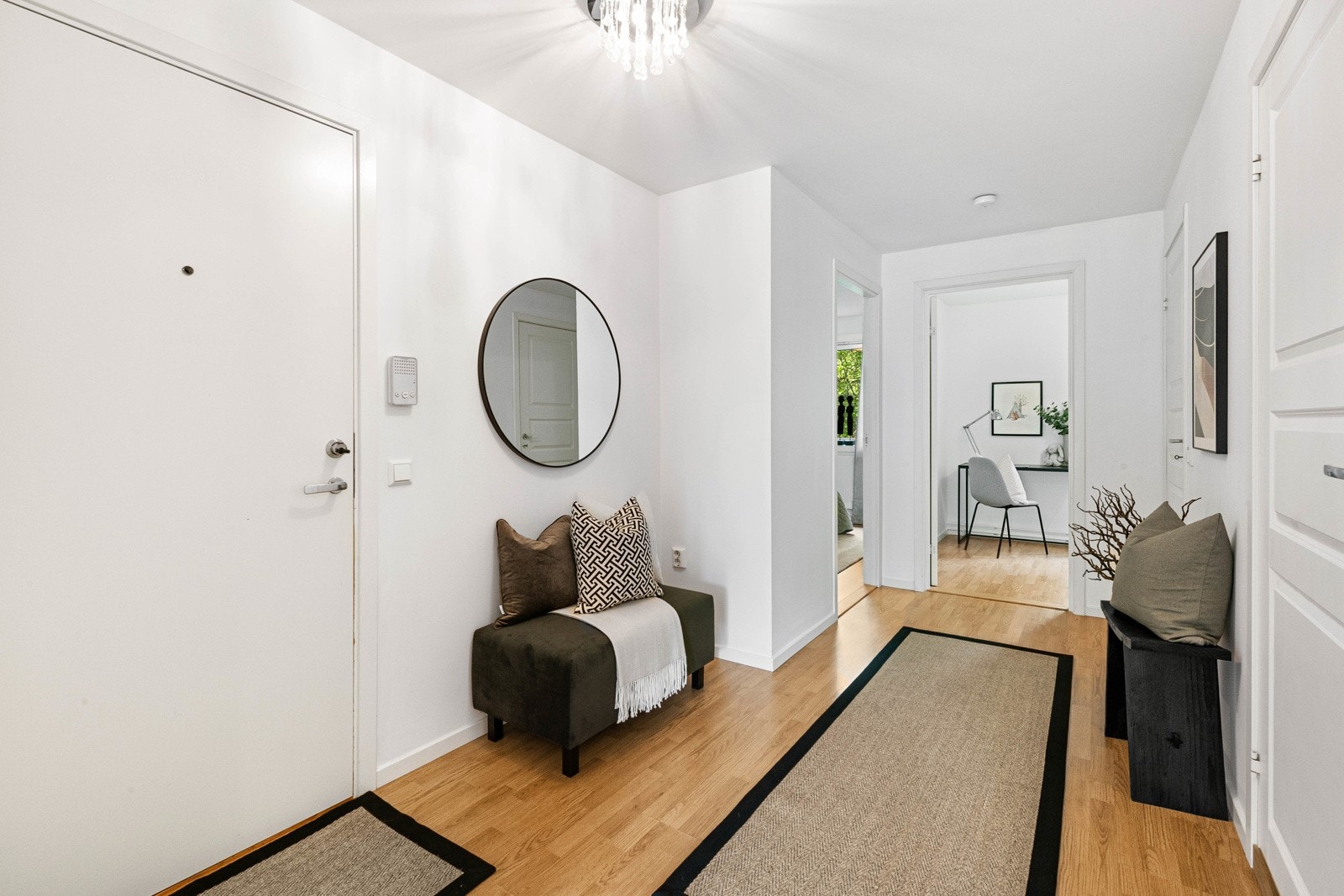 Romslig entré, ca. 8 m² med god plass til oppbevaring av klær og sko. God plass til garderobeskap. Galleribilde