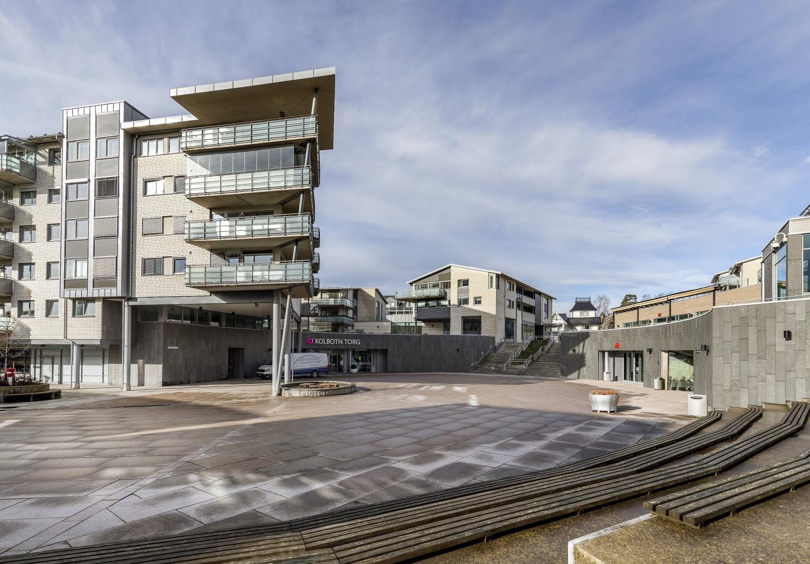 Kolbotn Torg med ca 60 butikker og en rekke servicefunksjoner.Her finner man kaféer og restauranter og ikke minst kulturhuset Kolben, som arrangerer konserter og teateroppsetninger. Her er det også kino, bibliotek, kulturskole samt selskapslokaler. Galleribilde