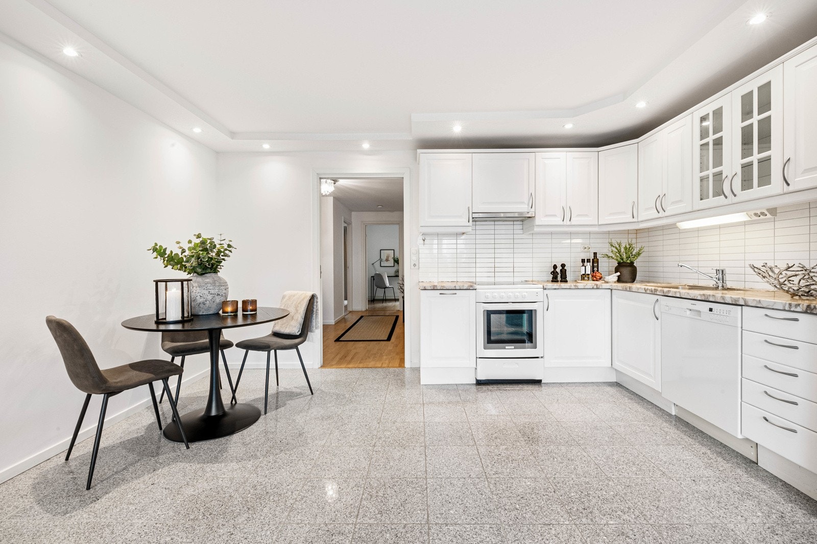 Flislagt gulv gir et kontinentalt uttrykk. Galleribilde