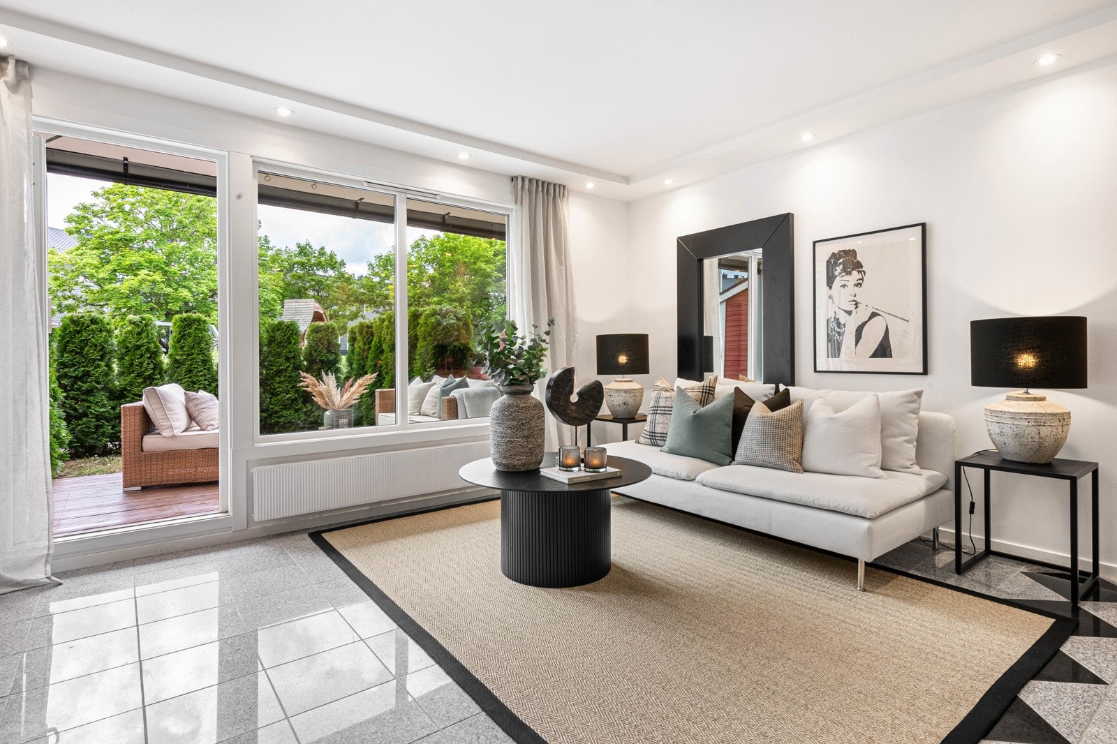 Store vindusflater gir mye lys og luft. Galleribilde