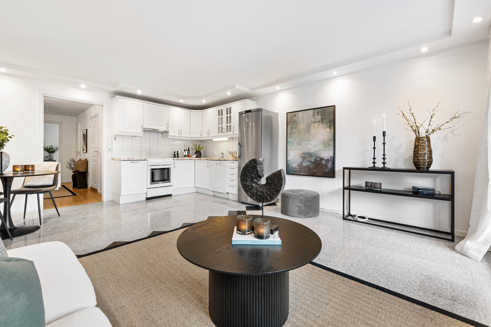 Koselig kjøkken med god plass til spisegruppe. Galleribilde