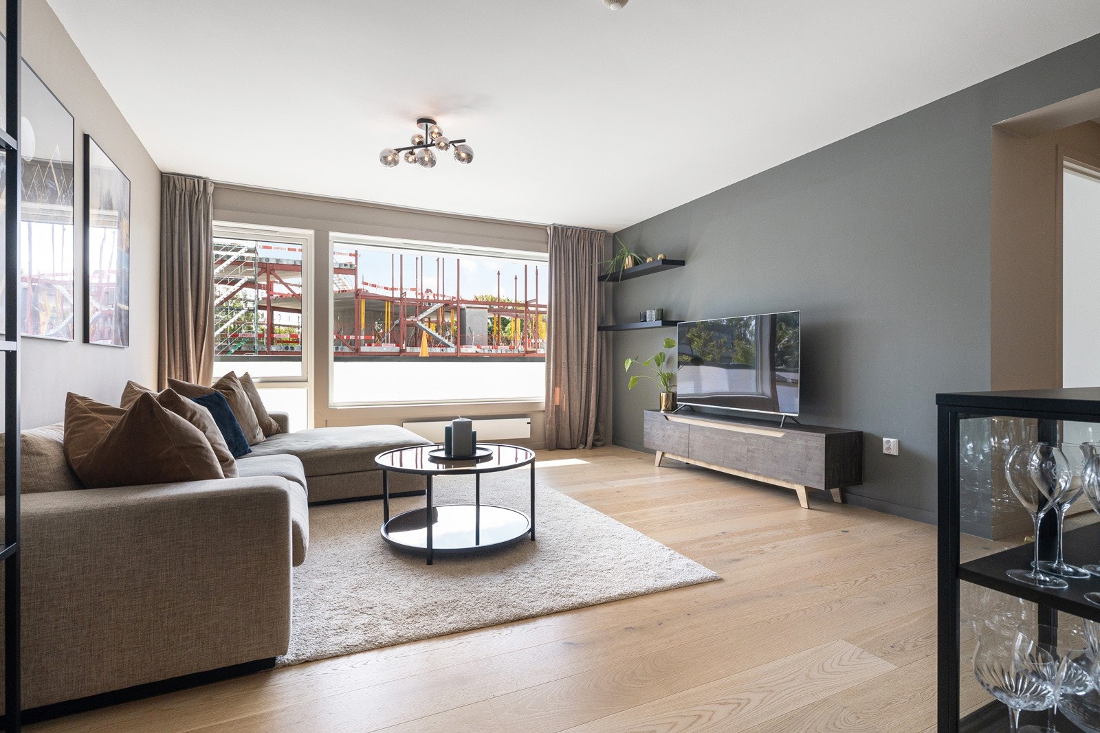 Stuen har gode møbleringsmuligheter og plass til sofamøbler med tilhørende stuebord, samt annet ønskelig møblement. Galleribilde